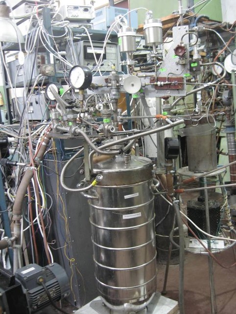 Low-temperature desorption vacuum gas analyzer